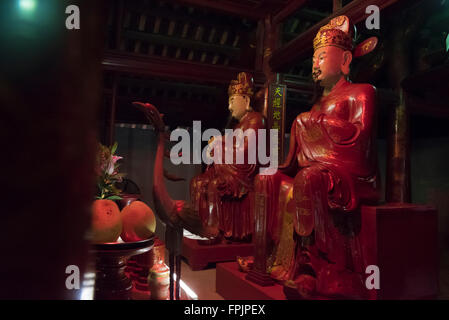 HANOI, VIETNAM - le 21 janvier 2016 : Sanctuaire dédié à Confucius ion le Temple de la littérature. Des offrandes de fruits peut être vu Banque D'Images