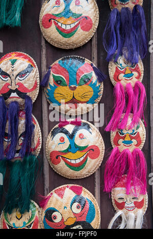 HANOI, VIETNAM - le 21 janvier 2016 : la vannerie peint de couleurs vives, des masques dans le Temple de la littérature, Hanoi, Vietnam. Banque D'Images