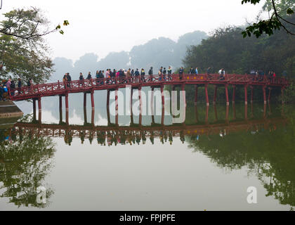 HANOI, VIETNAM - le 21 janvier 2016 : le fameux pont rouge dans la brume sur le lac Hoan Kiem menant à la temple Ngoc Son où le gia Banque D'Images