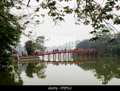 HANOI, VIETNAM - le 21 janvier 2016 : le fameux pont rouge dans la brume sur le lac Hoan Kiem menant à la temple Ngoc Son où le gia Banque D'Images