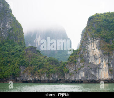 Vue d'une île calcaire dans la dramatique et mystérieux de la Baie d'Halong, Vietnam. C'est une destination touristique populaire. Banque D'Images