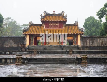 Hien Duc Gate sur le tombeau de Minh Mang, le Vietnam à l'état humide, jour de pluie. Banque D'Images