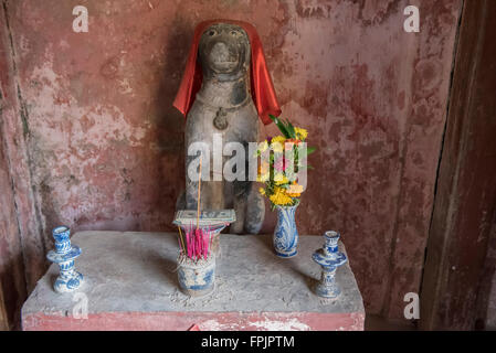 Hoi An, Vietnam culte au sacré-chien à une extrémité du pont couvert japonais, en cette année le pont a été commencé Banque D'Images