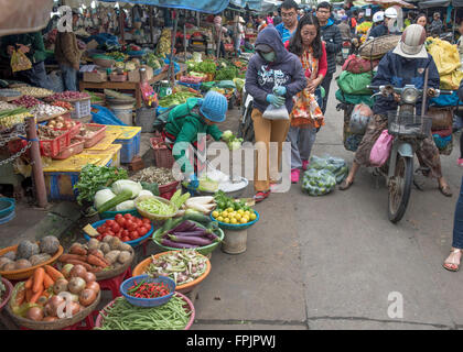 Hoi An, Vietnam, vue générale des stands de marchés de rue et les gens shopping avec une femme produits frais de vente du vendeur de la chaussée Banque D'Images