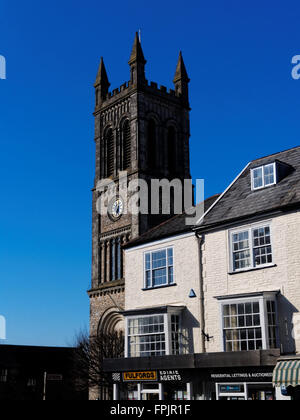 L'église St Paul domine la rue principale de Honiton, Devon, UK Banque D'Images