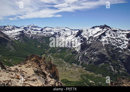 Valley Arroyo Rucaco, droite : Cerro Tres Reyes, dos : Tronador, Parc National Nahuel Huapi, Bariloche, Argentine Banque D'Images