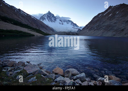 Cerro San Lorenzo, côté nord-est, Lago Hermoso, lumière du matin, Patagonie, Argentine Banque D'Images