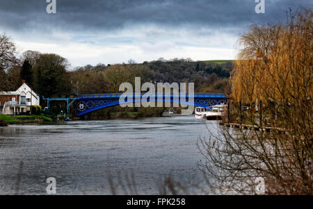 Le pont bleu voûté construit en 1787 qui traverse la large rivière Severn à Stourport Banque D'Images