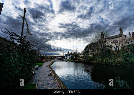 Le canal est à côté de la ville de Stourport sur Severn, vide pendant l'hiver, mais où les fleurs de thé invite. Banque D'Images