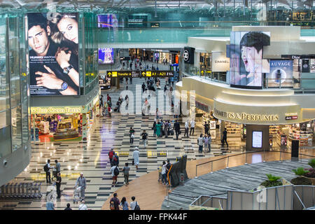 Les voyageurs peuvent profiter d'une thérapie de shopping pour acheter des produits hors taxes au lieu de transit du terminal 3 de l'aéroport de Changi avant de quitter le pays. Singapour. Banque D'Images