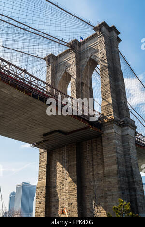 Jusqu'à vers un tour du pont de Brooklyn à Dumbo, New York. Banque D'Images