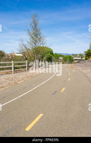 Vélo et randonnée pédestre sentier mène dans un quartier résidentiel pour exercer en Californie du sud. Banque D'Images