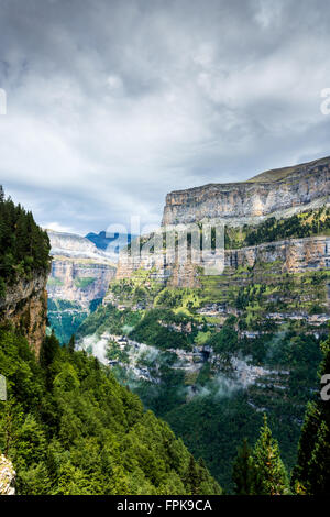 Portrait de El Parque Nacional de Ordesa y Monte Perdido Huesca Province Espagne par un jour nuageux. Banque D'Images