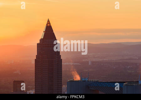 L'Europe, en Allemagne, en Hesse, Francfort, Messeturm au coucher du soleil Banque D'Images