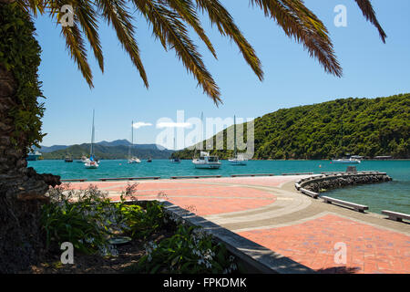 Yachts ancrés dans la baie près de Picton sur l'île du sud de la Nouvelle-Zélande Banque D'Images