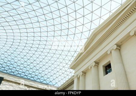 L'homme à fenêtre donnant sur British Museum Banque D'Images