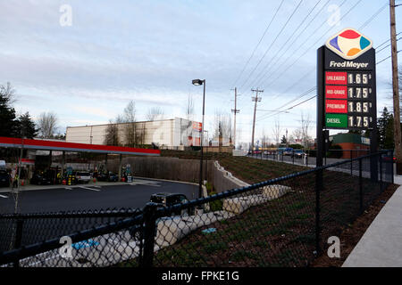 PORTLAND, OR - 27 février 2016 : faible prix de l'essence indiqué sur un panneau à une station de gaz Fred Meyer à Portland. Banque D'Images