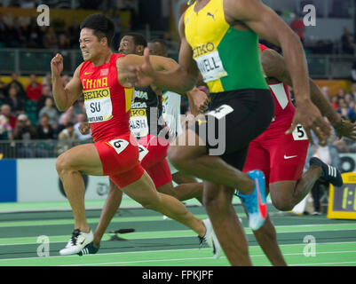 Portland, USA. 18 Mar, 2016. Bingtian su(1er, L) de la concurrence de la Chine au cours de la Men's 60 mètres à la demi-finale 2016 championnats du monde en salle d'athlétisme à l'Oregon Convention Center à Portland, États-Unis, le 18 mars 2016. Crédit : Yang Lei/Xinhua/Alamy Live News Banque D'Images