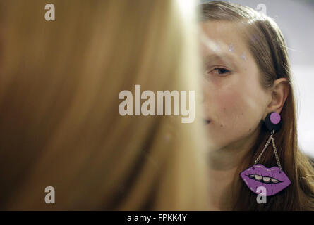 Au cours de l'attente modèles backstage Ukrainian Fashion Week à Kiev, Ukraine, le 18 mars 2016. 18 Mar, 2016. © Michel Stepanov/ZUMA/Alamy Fil Live News Banque D'Images