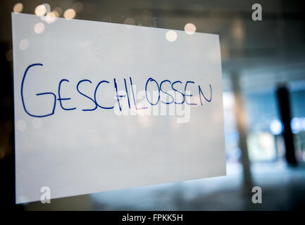 Un signe sur la porte en verre d'un magasin vide indique 'Fermé' (fermé) à l'aide d'étages Zeilgalerie shopping center à Frankfurt am Main, Allemagne, 15 mars 2016. Le centre est d'être démoli bientôt. PHOTO : ALEXANDER HEINL/DPA Banque D'Images