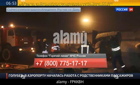 Moscou. Mar 19, 2016. Un plat grab prises le 19 mars 2016 présente l'émission de nouvelles du vol 981 Flydubai s'écraser dans le sud-ouest de la Russie. Un Boeing 737 avion de passagers en provenance de Dubaï s'est écrasé tôt samedi à l'aéroport de destination dans le sud-ouest de la Russie, tous les quelque 60 personnes à bord n'ont été tués, les autorités d'urgence et les médias locaux a dit. © Xinhua/Alamy Live News Banque D'Images