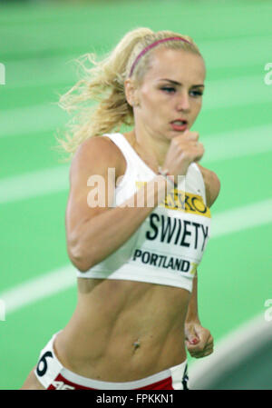 Portland, Oregon, USA. 18 mars 2016 : Justyna Swiety de Pologne en concurrence dans le 400 mètres au monde 2016 d'athlétisme à l'Oregon Convention Center, Portland, OR. Larry C. Lawson/CSM Crédit : Cal Sport Media/Alamy Live News Banque D'Images