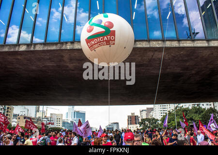 Sao Paulo, SP, BRÉSIL. 18 Mar, 2016. Grande manifestation pro gouvernement Dilma Rousseff et faveur de maintenir l'ancien président Luiz Ignacio Lula Da Silva comme chef d'état-major est la fermeture de l'Avenue Paulista à Sao Paulo. Credit : Alf Ribeiro/Alamy Live News Banque D'Images