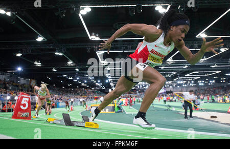 Portland, USA. 18 Mar, 2016. Oluwakemi Adekoya de Bahreïn participe à la demi-finale du 400 mètres lors de la deuxième journée des Championnats du monde en salle de l'IAAF à l'Oregon Convention Center à Portland, Oregon, États-Unis, le 18 mars 2016. Crédit : Yang Lei/Xinhua/Alamy Live News Banque D'Images