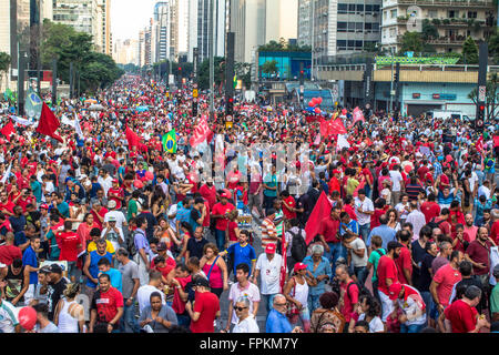 Sao Paulo, SP, BRÉSIL. 18 Mar, 2016. Grande manifestation pro gouvernement Dilma Rousseff et faveur de maintenir l'ancien président Luiz Ignacio Lula Da Silva comme chef d'état-major est la fermeture de l'Avenue Paulista à Sao Paulo. Credit : Alf Ribeiro/Alamy Live News Banque D'Images