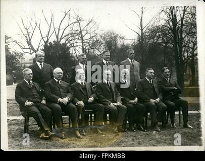 1927 - Les membres du Cabinet Photo : de gauche à droite, assis ; le Général Maître Harry S. Nouveau, Sedy de Guerre John W. Semaines, Secy d'État Chas. E. Hughes, président Coolidge ; Secy de Andrew W. du Trésor, le général Procureur Harlan F. Stone et Secy de la Marine D. Curtis Wilbur. L'article : Secy du travail James J. Davis, Secy de l'Agriculture Henry C. Wallace, Secy de Commerce Herbert Hoover, et Secy de l'intérieur Hubert Travail. © Keystone Photos USA/ZUMAPRESS.com/Alamy Live News Banque D'Images