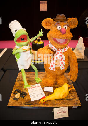 Birmingham, UK. 19 mars, 2016. Caractères Muppets Kermit la grenouille et l'ours Fozzie gâteau à thème sur l'affichage à l'International Cake Crédit : Steven re/Alamy Live News Banque D'Images