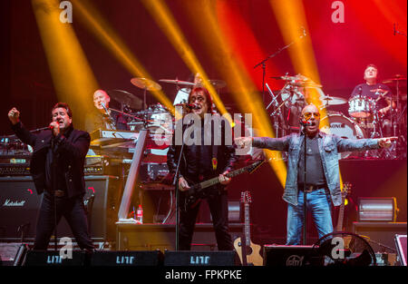 Schwerin, Allemagne. 18 Mar, 2016. Chanteurs Claudius Dreilich (l) du groupe Carat, Dieter Birr (c) de la bande et Toni Puhdys Krahl (r) de la ville de la bande sur scène à Schwerin, Allemagne, 18 mars 2016. Les trois groupes de rock Puhdys culte de la RDA, la ville et le début de leur dernier Carat a rejoint l'Allemagne tour. Avec le titre "Rock Legenden', les 15 musiciens vont jouer de nouvelles chansons et de vieux hits. PHOTO : JENS BUETTNER/dpa/Alamy Live News Banque D'Images