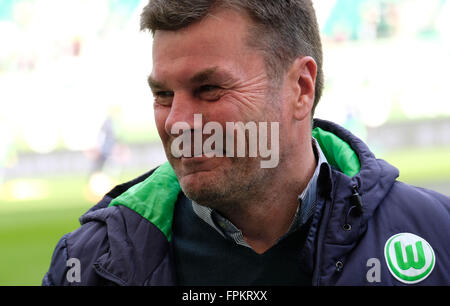 Wolfsburg, Allemagne. Mar 19, 2016. L'entraîneur de Wolfsburg Dieter Hecking avant le coup d'envoi à la Bundesliga match de foot entre VfL Wolfsburg et SV Darmstadt 98 à l'aréna de Volkswagen à Wolfsburg, Allemagne, 19 mars 2016. PHOTO : PETER STEFFEN/dpa (EMBARGO SUR LES CONDITIONS - ATTENTION : En raison de l'accréditation, le LDF guidlines n'autorise la publication et l'utilisation de jusqu'à 15 photos par correspondance sur internet et dans les médias en ligne pendant le match.) © dpa/Alamy Live News Banque D'Images