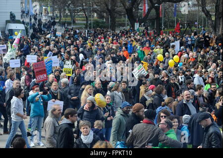 Vienne, Autriche. 19th mars 2016. Des dizaines de milliers de personnes vont descendre dans la rue pour dire « les réfugiés sont les bienvenus » dans toute l'Europe le 19 mars 2016. Les réfugiés de démonstration sont les bienvenus! Non à la « Forteresse Europe » ! Manifestation de masse contre la "Forteresse Europe" et la politique inhumaine de forclusion et de limitation du Gouvernement autrichien. Crédit : Franz PERC/Alay Live News Banque D'Images