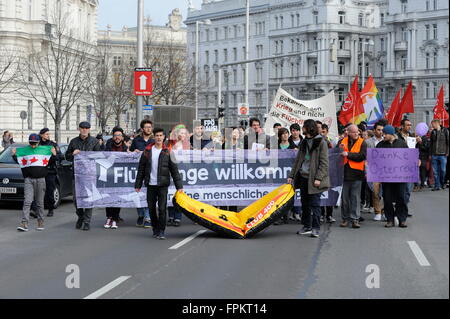 Vienne, Autriche. 19th mars 2016. Des dizaines de milliers de personnes vont descendre dans la rue pour dire « les réfugiés sont les bienvenus » dans toute l'Europe le 19 mars 2016. Les réfugiés de démonstration sont les bienvenus! Non à la « Forteresse Europe » ! Manifestation de masse contre la "Forteresse Europe" et la politique inhumaine de forclusion et de limitation du Gouvernement autrichien. Crédit : Franz PERC/Alay Live News Banque D'Images