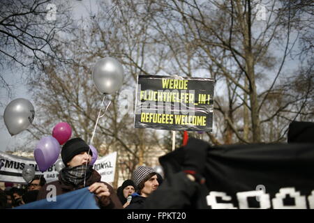 Vienne, Autriche. 19 mars, 2016. Les manifestants de participer à un 'Bienvenue' réfugiés mars dans la capitale de l'Autriche dans le cadre d'une journée internationale d'action demandé par la Grèce, où près de 45 000 migrants sont actuellement emprisonnés à la suite de la fermeture de la frontière. Greek-Macedonian A Vienne pour mois a servi de point de transit clé pour les réfugiés en provenance du Moyen-Orient et d'ailleurs à la recherche d'asile en Allemagne. Crédit : David Cliff/Alamy Live News Banque D'Images