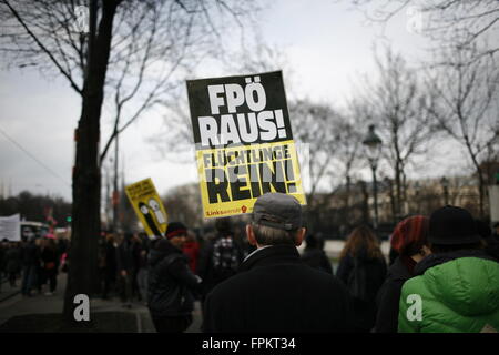 Vienne, Autriche. 19 mars, 2016. Les manifestants de participer à un 'Bienvenue' réfugiés mars dans la capitale de l'Autriche dans le cadre d'une journée internationale d'action demandé par la Grèce, où près de 45 000 migrants sont actuellement emprisonnés à la suite de la fermeture de la frontière. Greek-Macedonian A Vienne pour mois a servi de point de transit clé pour les réfugiés en provenance du Moyen-Orient et d'ailleurs à la recherche d'asile en Allemagne. Crédit : David Cliff/Alamy Live News Banque D'Images