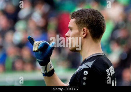 Wolfsburg, Allemagne. Mar 19, 2016. Darmstadt est gardien de Christian Mathenia au cours de la Bundesliga match de foot entre VfL Wolfsburg et SV Darmstadt 98 à l'aréna de Volkswagen à Wolfsburg, Allemagne, 19 mars 2016. PHOTO : PETER STEFFEN/dpa (EMBARGO SUR LES CONDITIONS - ATTENTION : En raison de l'accréditation, le LDF guidlines n'autorise la publication et l'utilisation de jusqu'à 15 photos par correspondance sur internet et dans les médias en ligne pendant le match.) © dpa/Alamy Live News Banque D'Images