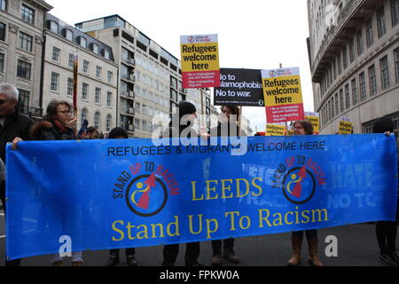 Les membres de la Leeds Stand Up au racisme groupe ait une bannière à Portland Place, London, UK Banque D'Images