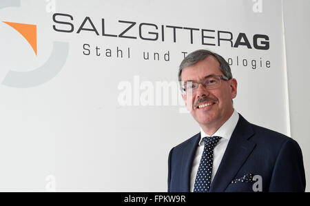 Salzgitter, Allemagne. 18 Mar, 2016. Burkhard Becker, directeur financier de Salzgitter AG, posant au cours de la conférence de presse de bilan de Salzgitter en Allemagne, 18 mars 2016. Photo : Holger Hollemann/dpa/Alamy Live News Banque D'Images