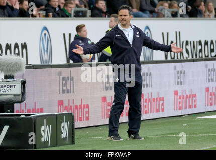 Wolfsburg, Allemagne. Mar 19, 2016. L'entraîneur de Darmstadt Dirk Schuster au cours de la Bundesliga match de foot entre VfL Wolfsburg et SV Darmstadt 98 à l'aréna de Volkswagen à Wolfsburg, Allemagne, 19 mars 2016. Le jeu se termine 1:1. PHOTO : PETER STEFFEN/dpa (EMBARGO SUR LES CONDITIONS - ATTENTION : En raison de l'accréditation, le LDF guidlines n'autorise la publication et l'utilisation de jusqu'à 15 photos par correspondance sur internet et dans les médias en ligne pendant le match.) © dpa/Alamy Live News Banque D'Images