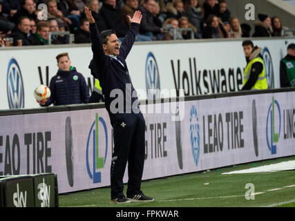 Wolfsburg, Allemagne. Mar 19, 2016. L'entraîneur de Darmstadt Dirk Schuster au cours de la Bundesliga match de foot entre VfL Wolfsburg et SV Darmstadt 98 à l'aréna de Volkswagen à Wolfsburg, Allemagne, 19 mars 2016. Le jeu se termine 1:1. PHOTO : PETER STEFFEN/dpa (EMBARGO SUR LES CONDITIONS - ATTENTION : En raison de l'accréditation, le LDF guidlines n'autorise la publication et l'utilisation de jusqu'à 15 photos par correspondance sur internet et dans les médias en ligne pendant le match.) © dpa/Alamy Live News Banque D'Images