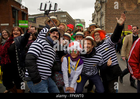 Principauté Stadium, Cardiff, Pays de Galles, Royaume-Uni. 19 mars 2016. L'italien et le gallois fans apprécier célébrations avant match Galles c. Italie Six Nations de Rugby match de championnat. Le Pays de Galles a remporté le match 67-14. Credit : Haydn Denman/Alamy Live News Banque D'Images