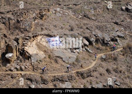 Katmandou, Népal. Mar 19, 2016. Les participants au cycliste élite hommes sur 14e Championnat National Népal Vtt XCO - . © Narayan Maharjan/Pacific Press/Alamy Live News Banque D'Images