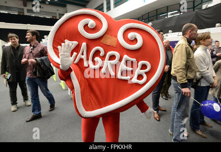 Zagreb, Croatie. Mar 19, 2016. Un coeur licitar mascot de Zagreb est perçu au cours de la 5ème Place2go Foire Internationale du Tourisme à Zagreb, capitale de la Croatie, le 19 mars 2016. Un total de 160 exposants venus de 20 pays ont pris part à la foire qui a débuté vendredi. © Lisanin Miso/Xinhua/Alamy Live News Banque D'Images