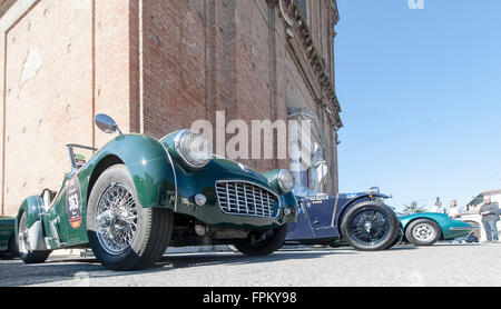 Pralboino, Italie. 19 mars, 2016. Une Triumph TR3 1956 et un 1935 MG PB sont prêts pour la course. Roberto Cerruti/Alamy Live News Banque D'Images