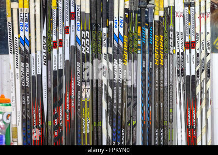 Raleigh, Caroline du Nord, USA. Feb 26, 2016. Bâtons de hockey des Bruins de Boston au cours de la LNH match entre les Bruins de Boston et les Hurricanes de la Caroline au PNC Arena. © Andy Martin Jr./ZUMA/Alamy Fil Live News Banque D'Images