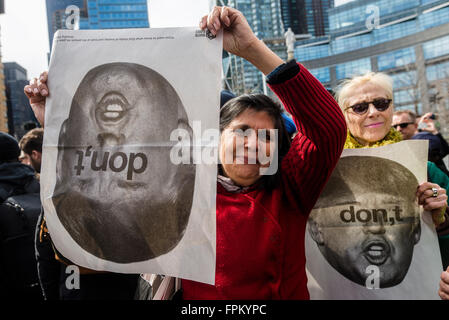 New York, USA. 19 mars, 2016. Quelques milliers de militants se sont réunis à l'extérieur hôtel Trump International, à Columbus Circle, puis passés devant la résidence Trump sur Central Park South et à Trump Tower, pour protester contre le candidat présidentiel républicain Donald Trump' sur l'immigration, la plate-forme de questions touchant les femmes, les musulmans, les Mexicains, etc. l'événement a été organisé sur Facebook par un groupe appelé antifascistes cosmopolite et soutenu par divers groupes de défense des droits des immigrés et d'autres militants. Credit : Stacy Walsh Rosenstock/Alamy Live News Banque D'Images