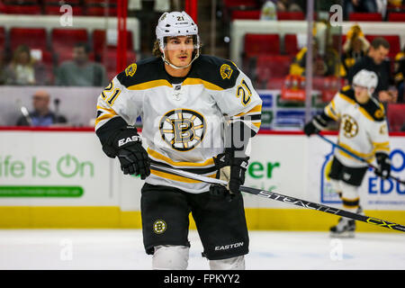 Février 26, 2016 - Raleigh, Caroline du Nord, États-Unis - Boston Bruins aile gauche Loui Eriksson (21) au cours de la LNH, match entre les Bruins de Boston et les Hurricanes de la Caroline au PNC Arena. (Crédit Image : © Andy Martin fils via Zuma sur le fil) Banque D'Images