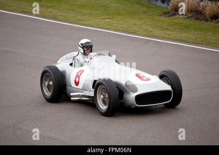 Chichester, UK. Mar 19, 2016. Mika Häkkinen Mercedes dans la flèche d'argent Credit : Oliver Dixon/Alamy Live News Banque D'Images